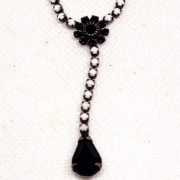 Set of three (3) fashion "Y" necklaces two 18" and one 20" L - Picture 3 of 5